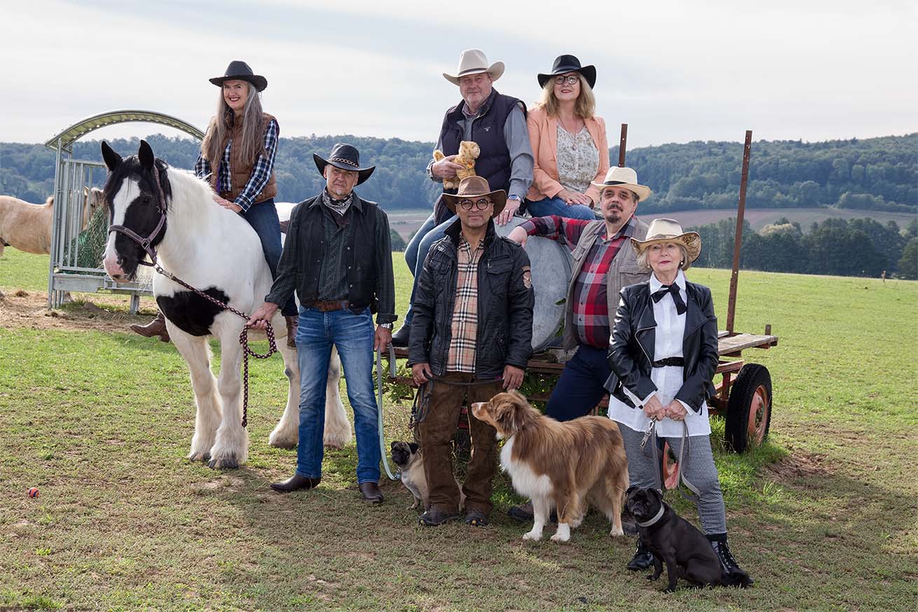 v. l. n. r. : Gabriele Dobner, Michael Kunz, Herbert Dobner, Karin Wagner, Axel Heinze, Kai Uwe Wagner, Ilona Beck – und: Dakota, Milla, Skita, Wanjo und Plüschmaskottchen Kitty.